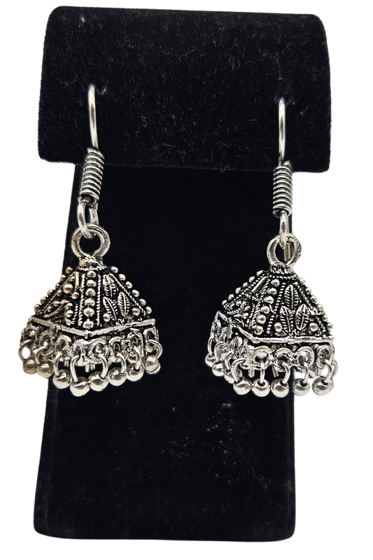 Aretes tradicionales Jhumka metálica. Pirámide