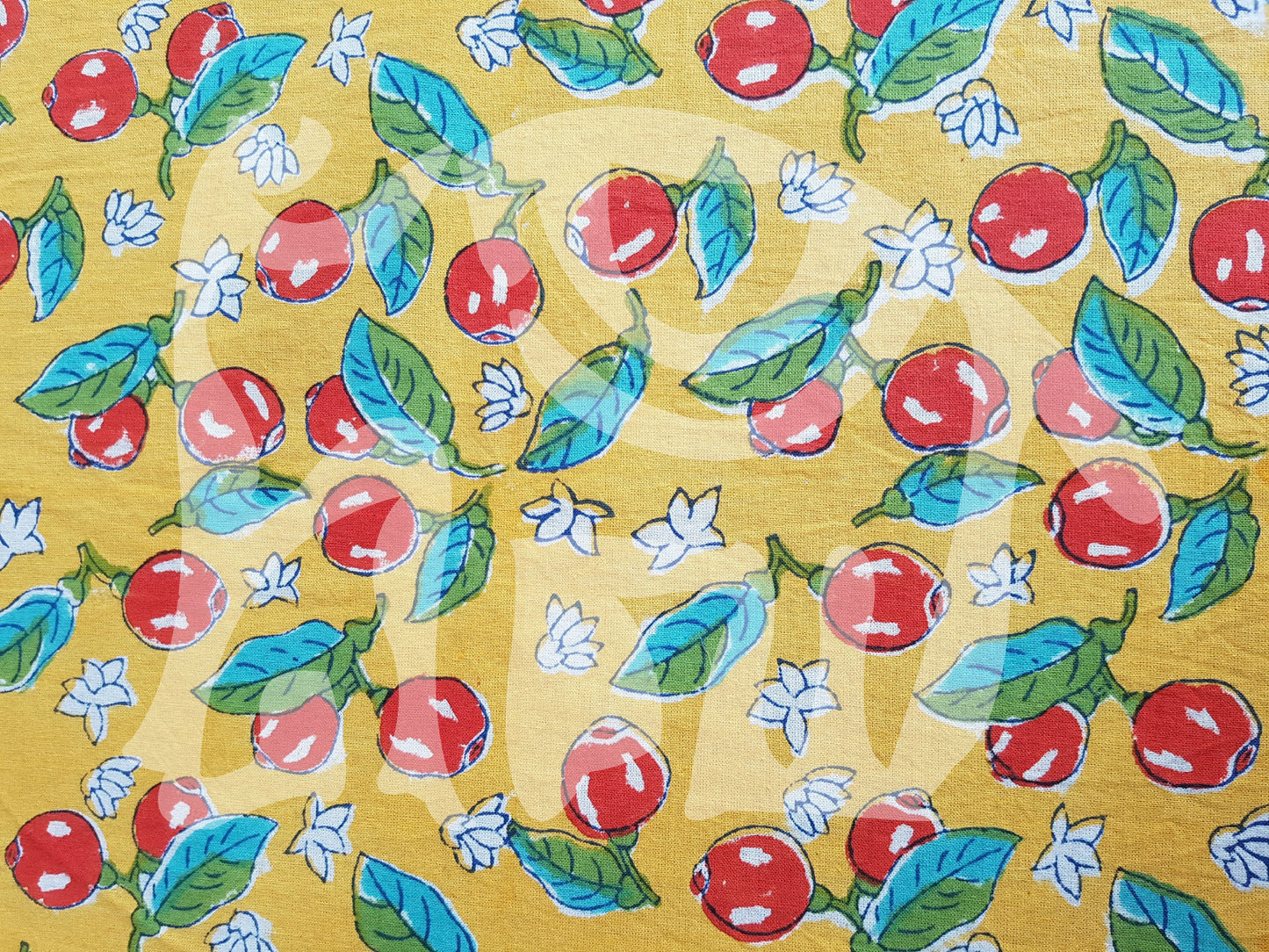 Detalle de estampado de sobrecama 100% algodón estampado a mano, base amarilla con diseño de cerezas rojas con hojas verdes. Hecho en la India.