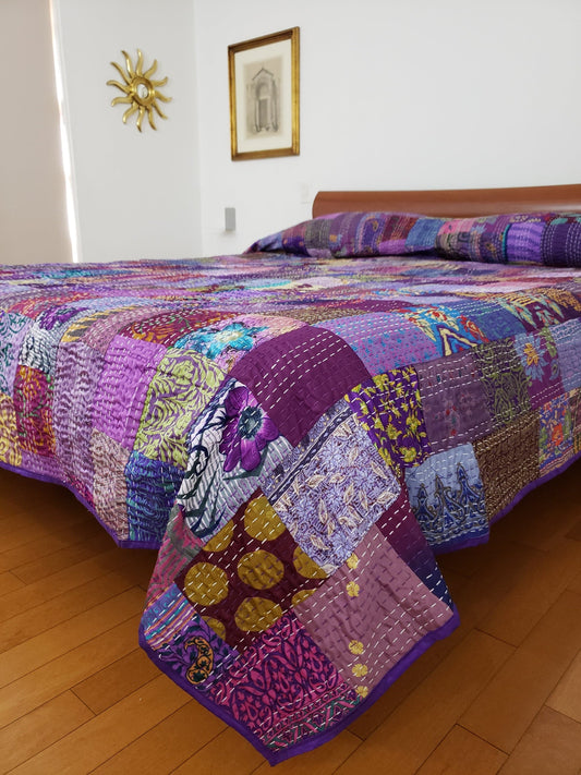Colcha de seda patchwork. Tonos violeta