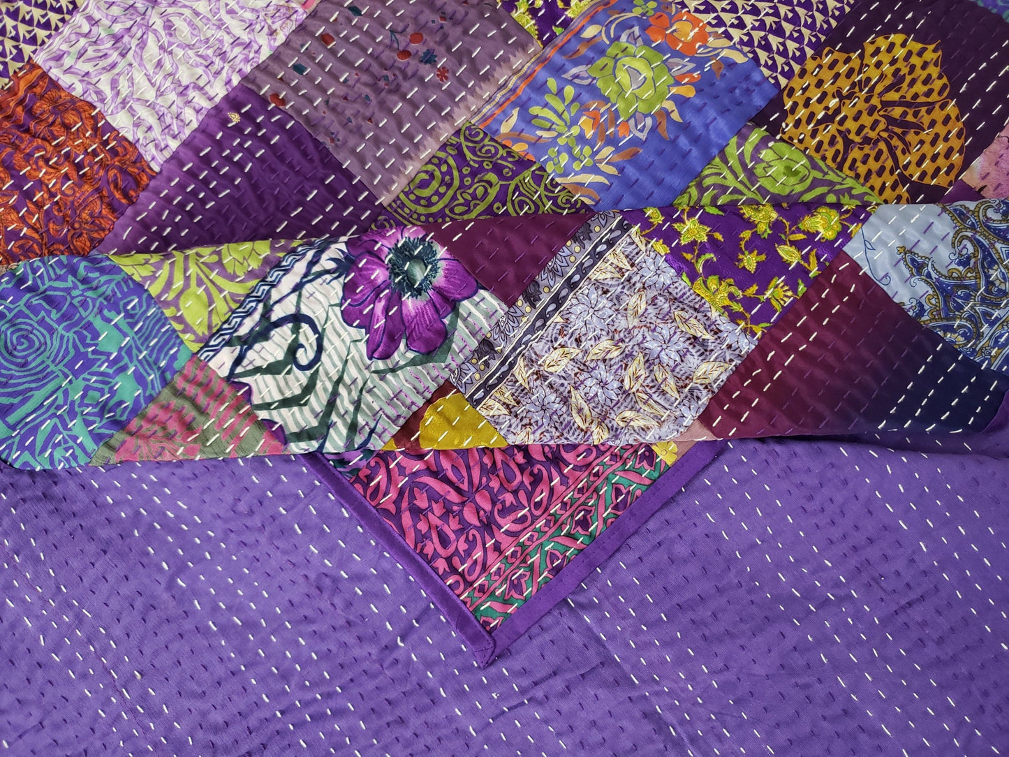 Colcha de seda patchwork. Tonos violeta