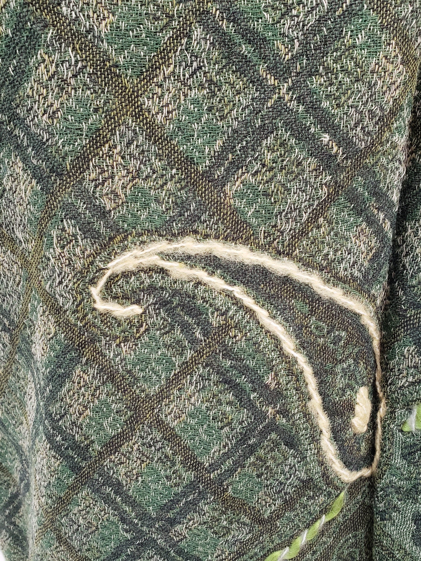 Chal de lana bordado. Verde