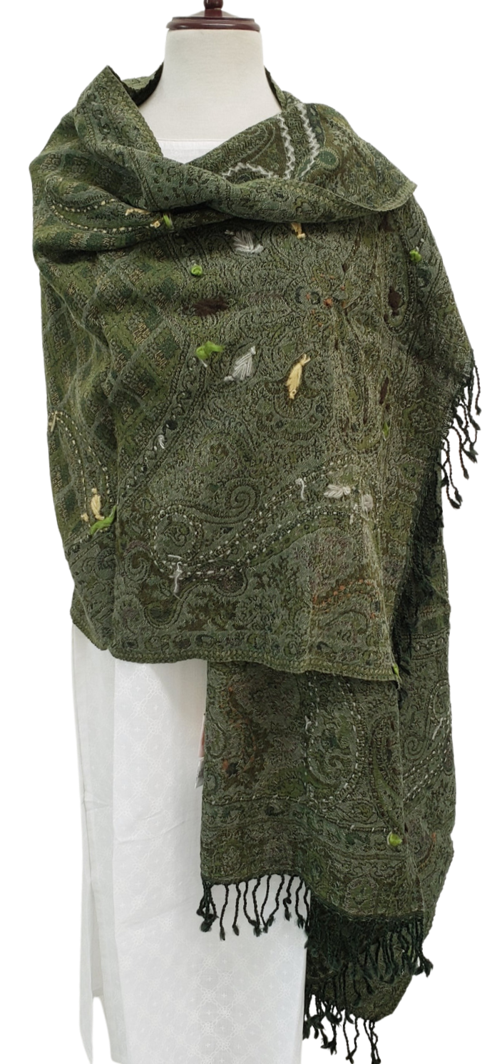 Chal de lana bordado. Verde