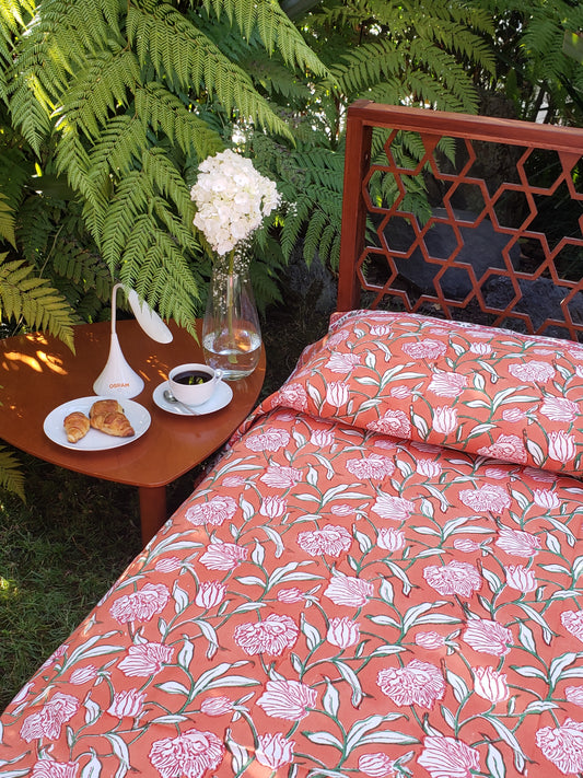 Sobrecama 100% algodón estampado a mano. Flores con fondo naranja