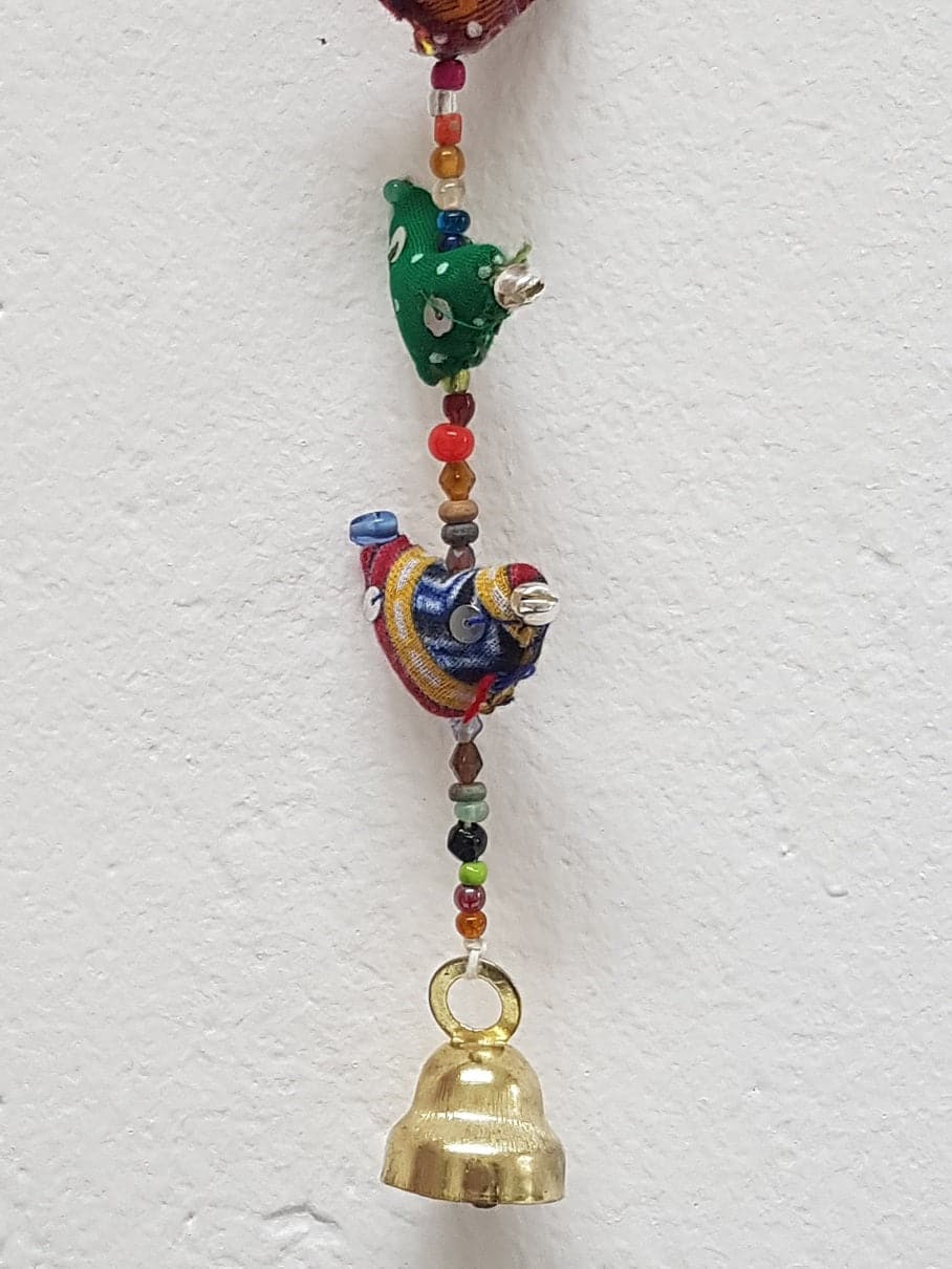 Colgante hindu con pajaritos de tela, separados por cuentas multicolor y campana al final. 