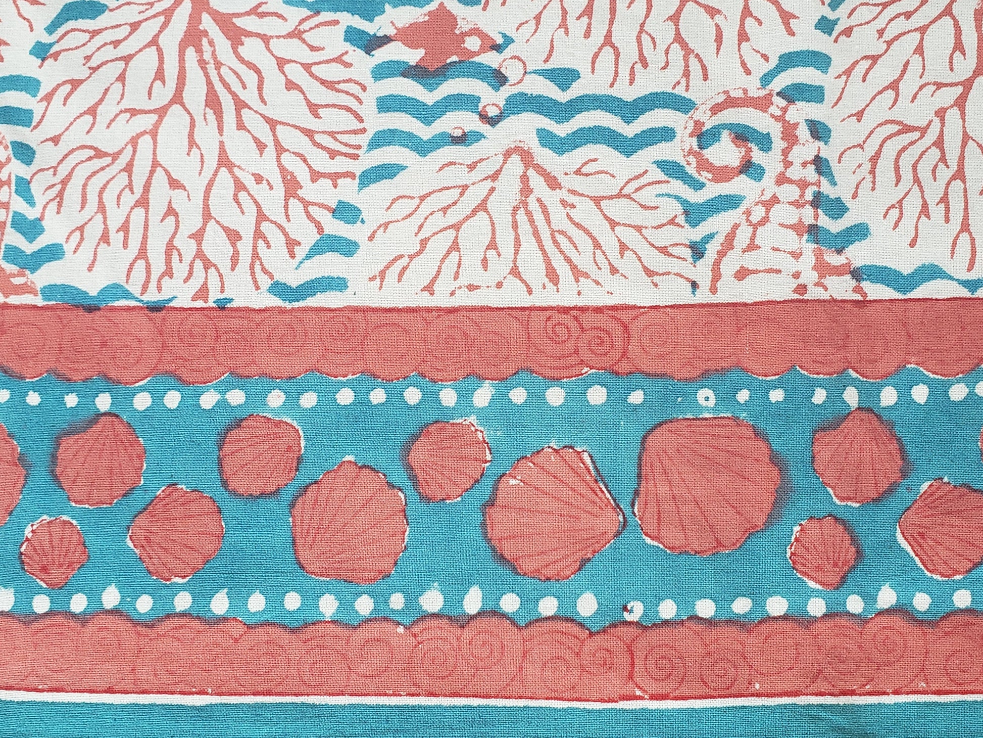 Diseño de borde de sobrecama 100% algodón estampado a mano, diseño de ondas color turquesa con corales y conchas de mar en color coral. Hecho en la India.