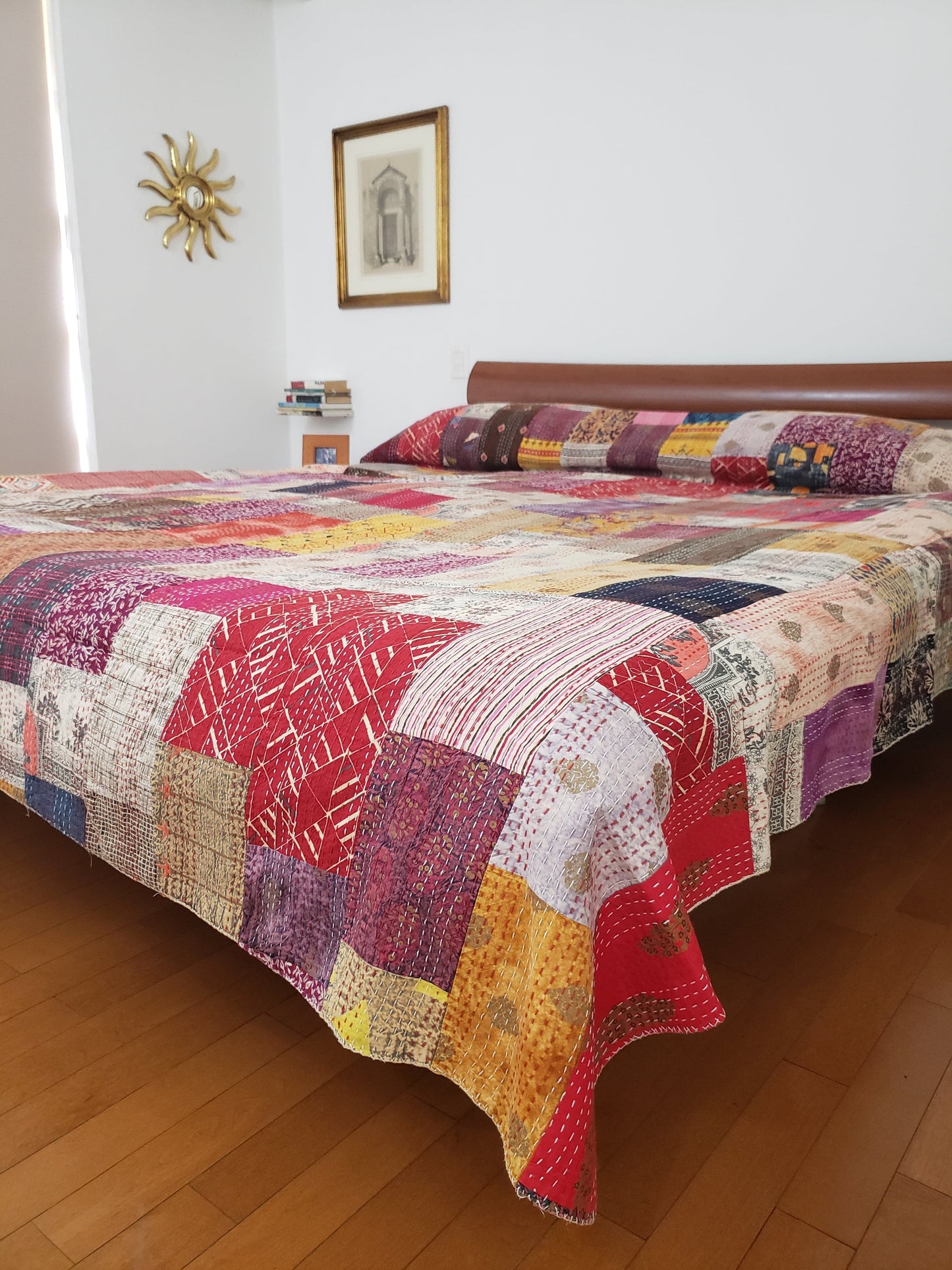 Colcha de tela 100% algodón hecha con distintos pedazos de tela, formando un colorido trabajo.