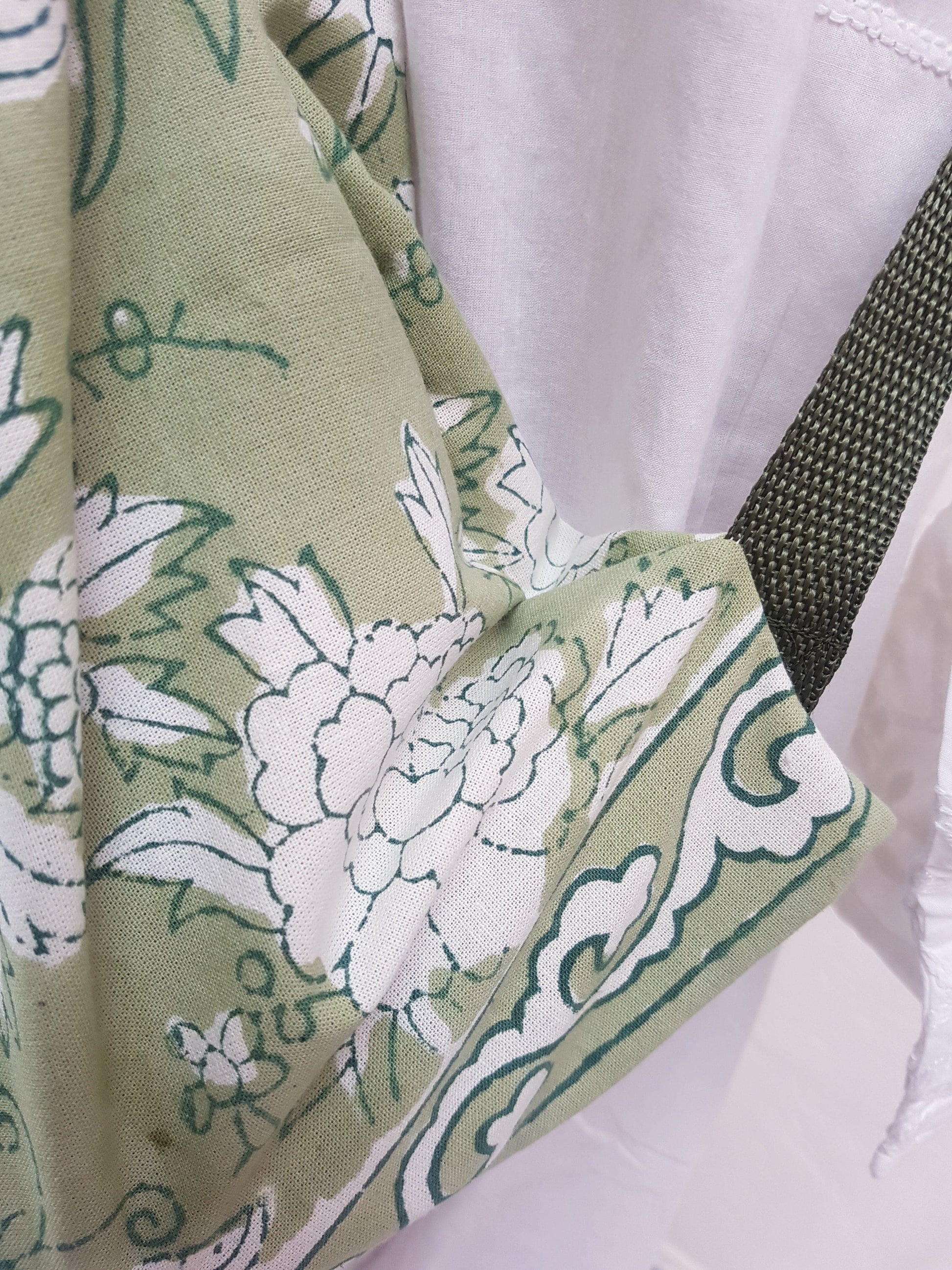 Detalle de correa verde en funda para tapete de yoga 100% algodón, estampada a mano verde con mariposas y flores. Hecha en la India.