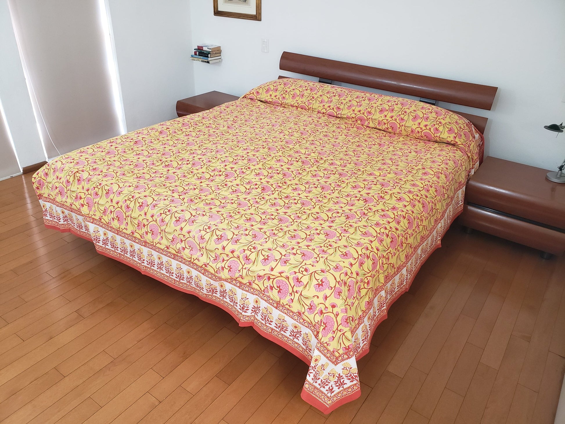 Sobrecama 100% algodón estampado a mano, base color amarilla con flores rosas y tallos rojos. Hecho en la India.