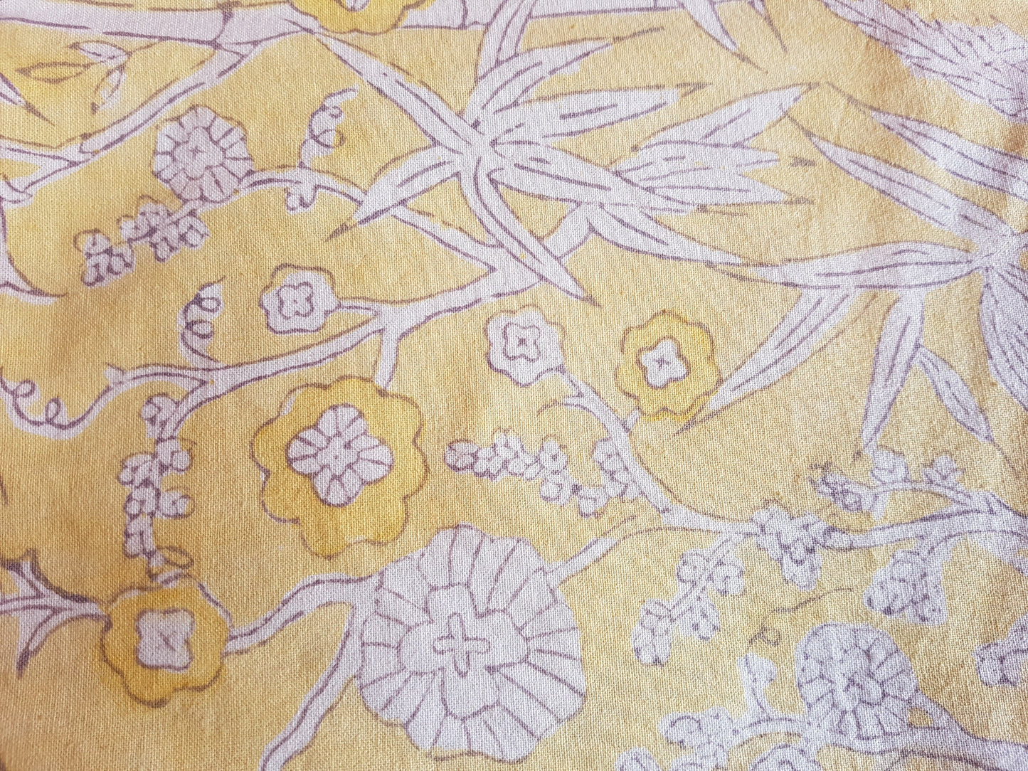 Detalle de estampado a mano en funda para tapete de yoga 100% algodón, estampada a mano amarilla vegetación y pájaros en color gris con blanco. Hecha en la India.