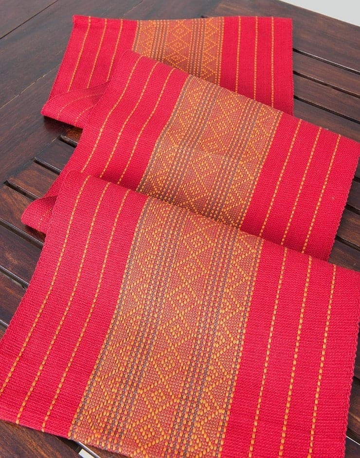 Camino de mesa rojo tejido en telar. 