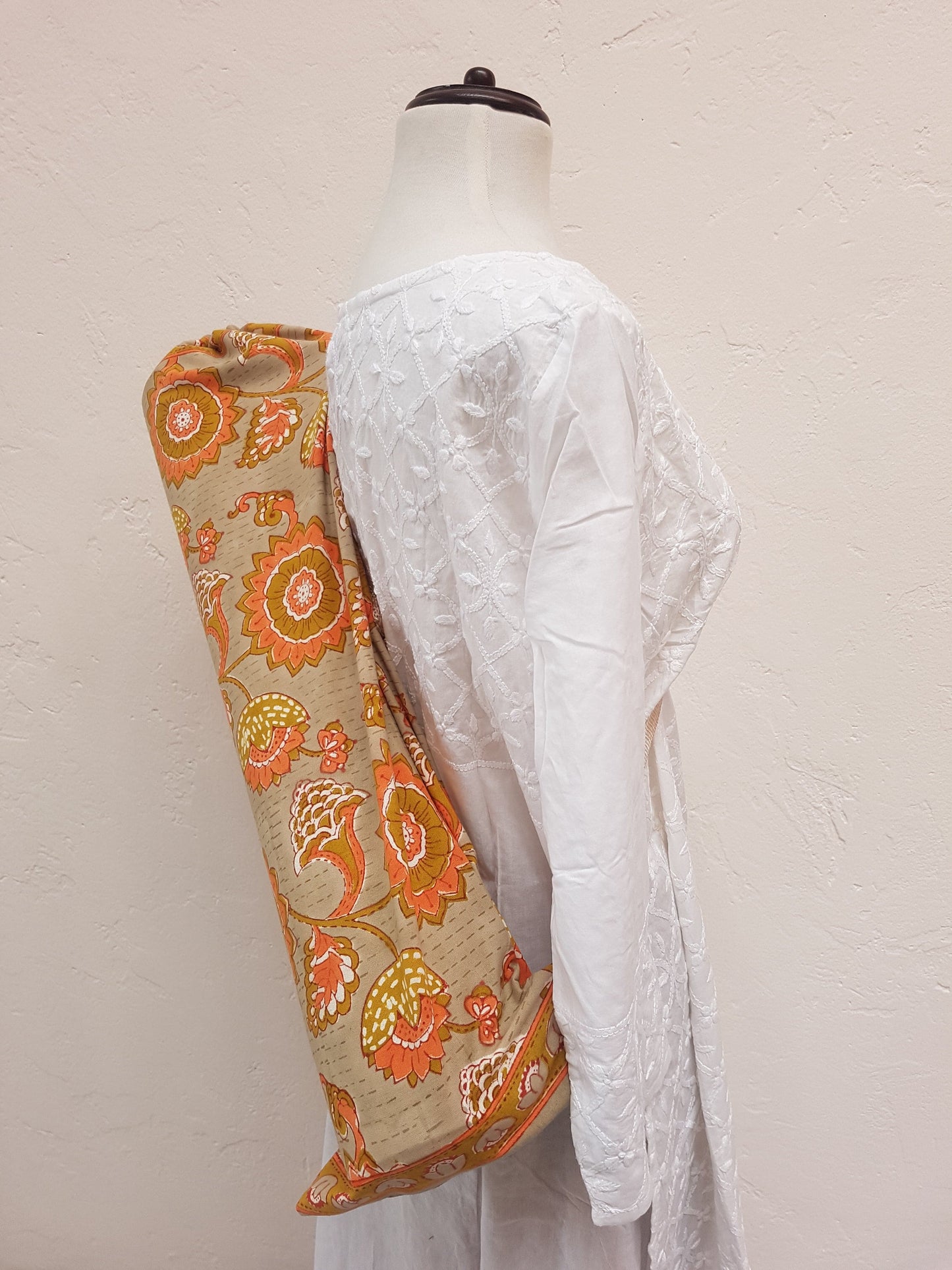 Vista frontal de funda para tapete de yoga 100% algodón, estampada a mano beige con flores naranjas. Hecha en la India.