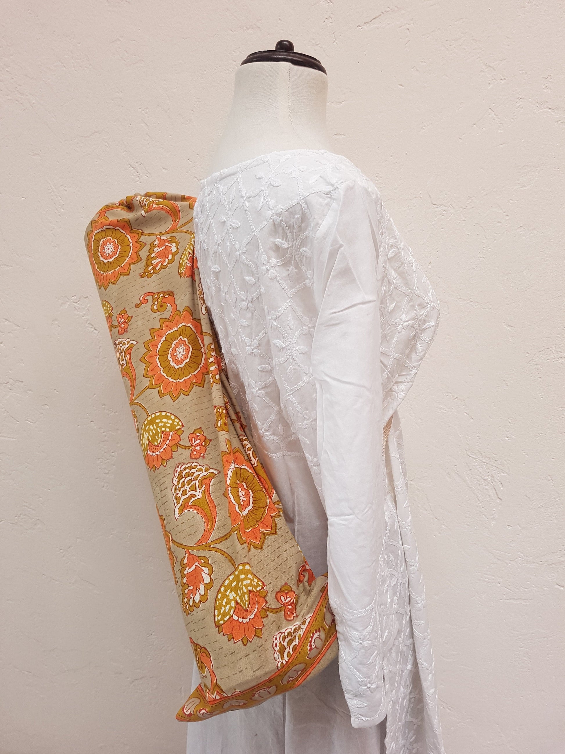 Vista frontal de funda para tapete de yoga 100% algodón, estampada a mano beige con flores naranjas. Hecha en la India.
