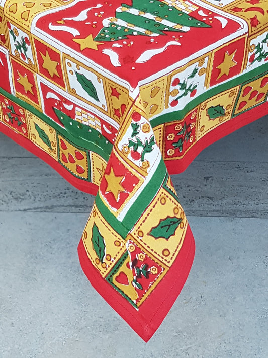 Mantel cuadrado rojo estampado a mano con árboles de navidad. Hecho en la India
