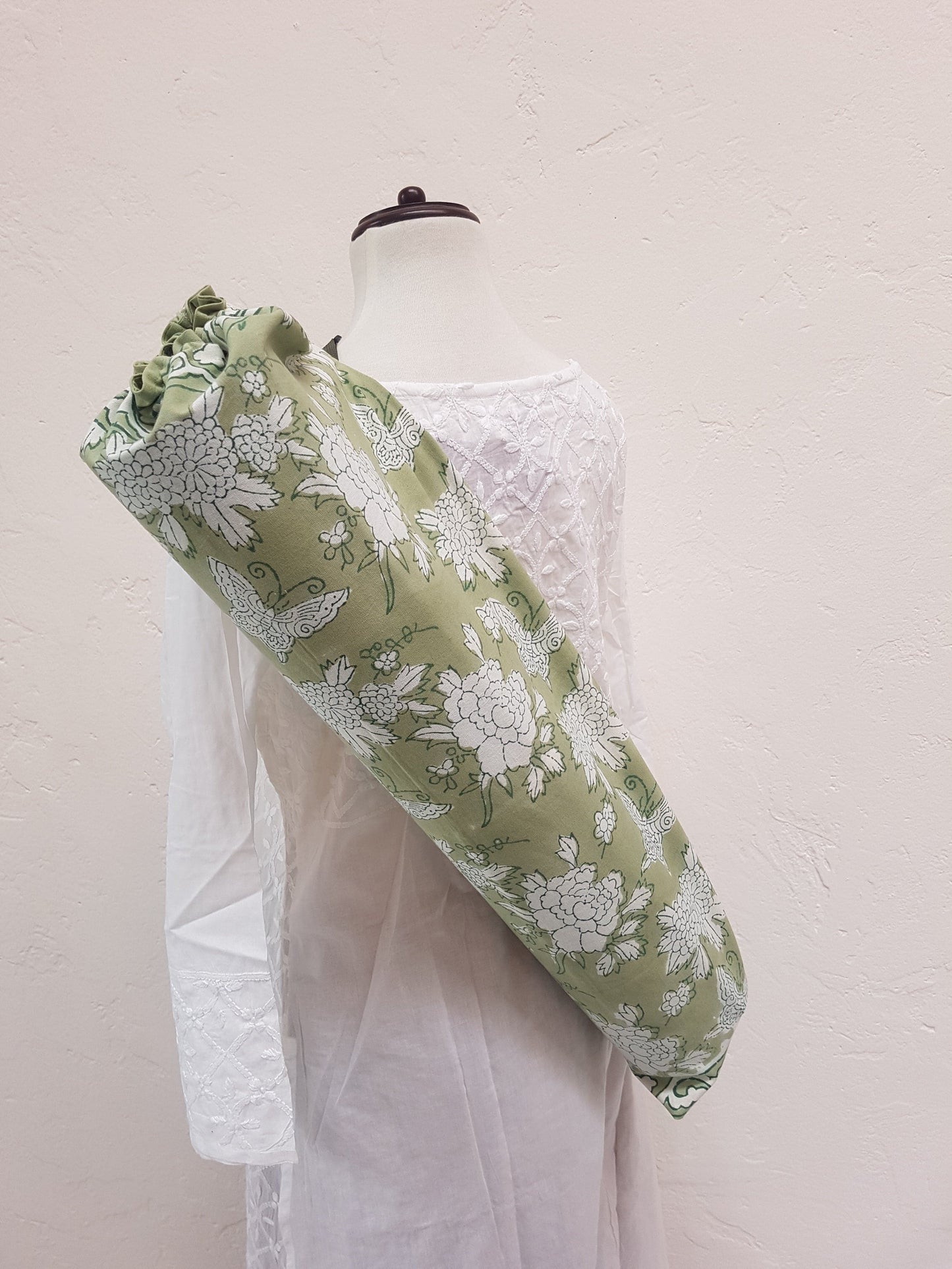 Funda para tapete de yoga hindu 100% algodón, estampada a mano verde con mariposas y flores.