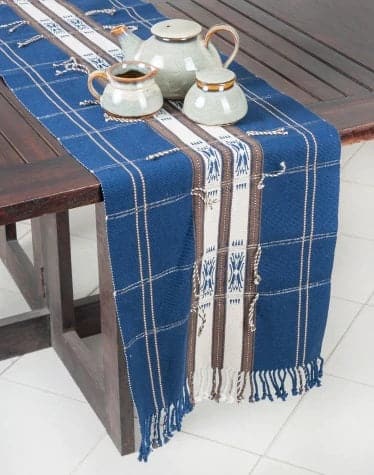 Camino de mesa azul tejido en telar de cintura con detalles blancos y cafés. Hecho en la India.