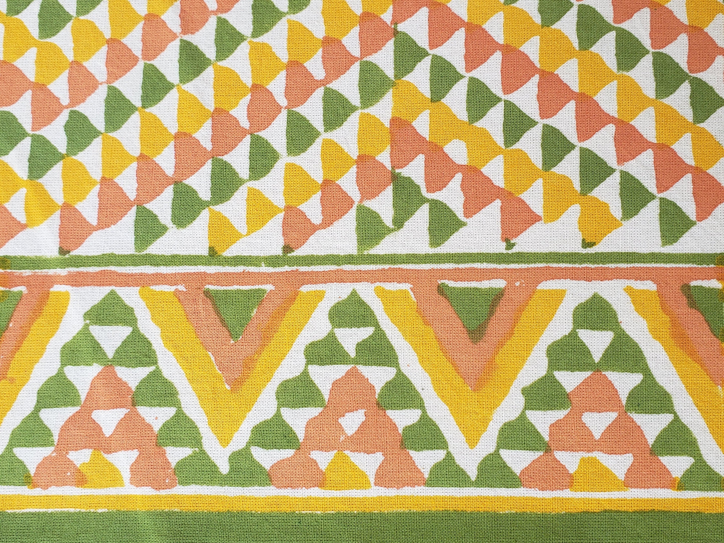 Sobrecama 100% algodón estampado a mano, con diseño en triángulos color ocre, verde y amarillo. Hecho en la India.