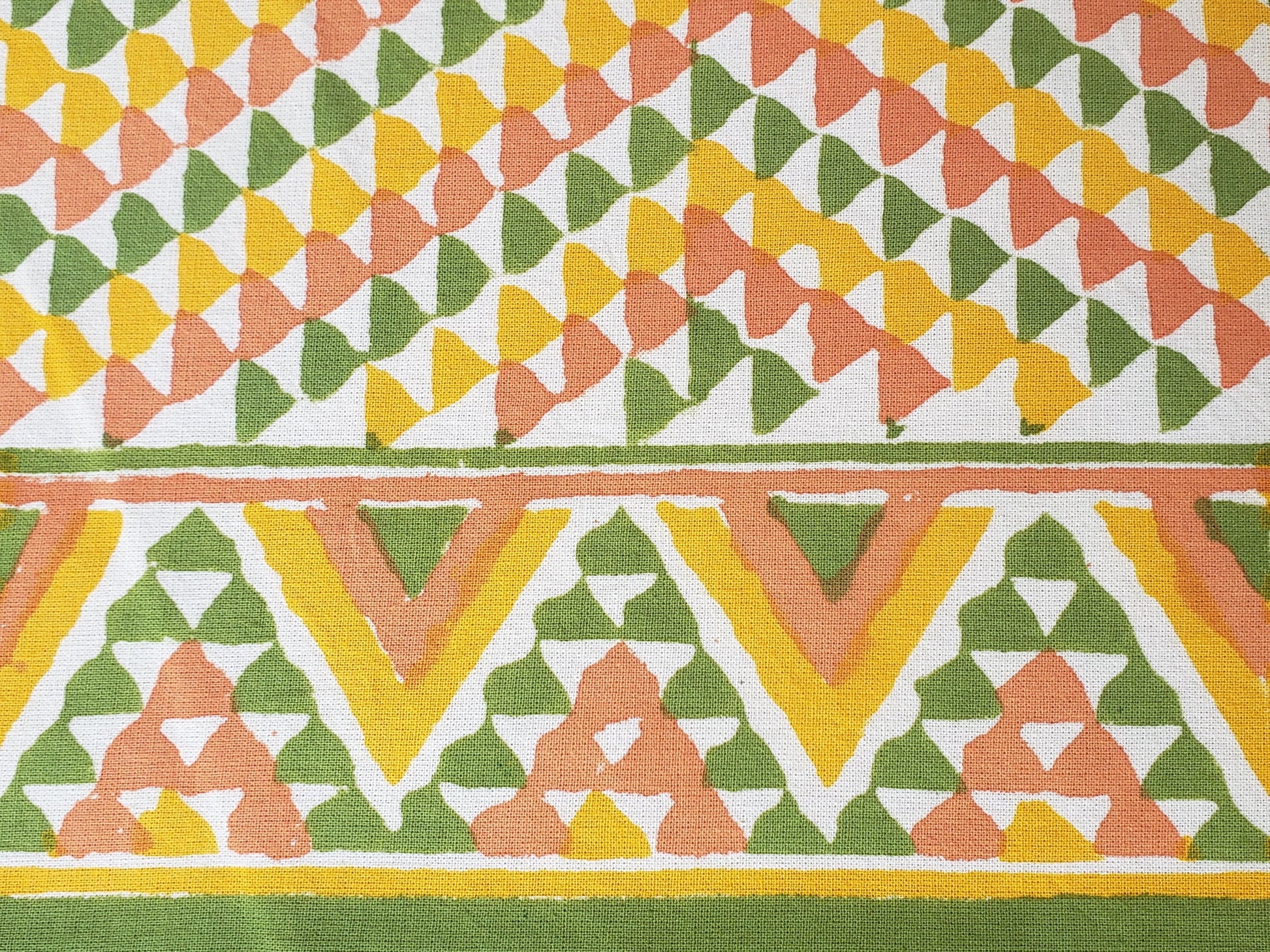 Sobrecama 100% algodón estampado a mano, con diseño en triángulos color ocre, verde y amarillo. Hecho en la India.