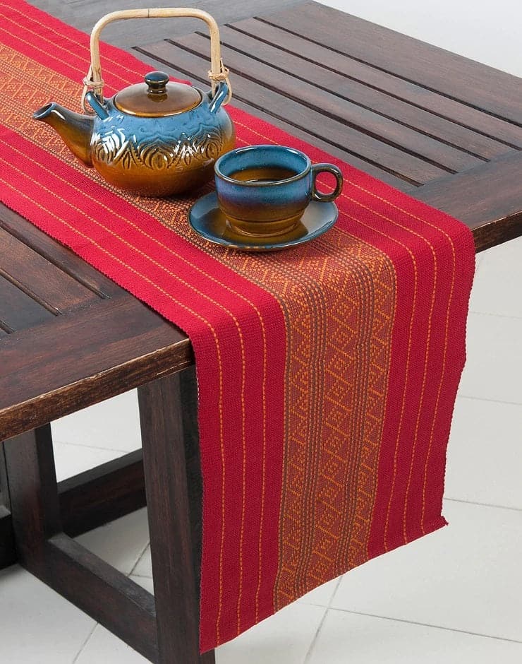 Camino de mesa rojo tejido en telar con grecas en medio de color naranja. Hecho en la India.