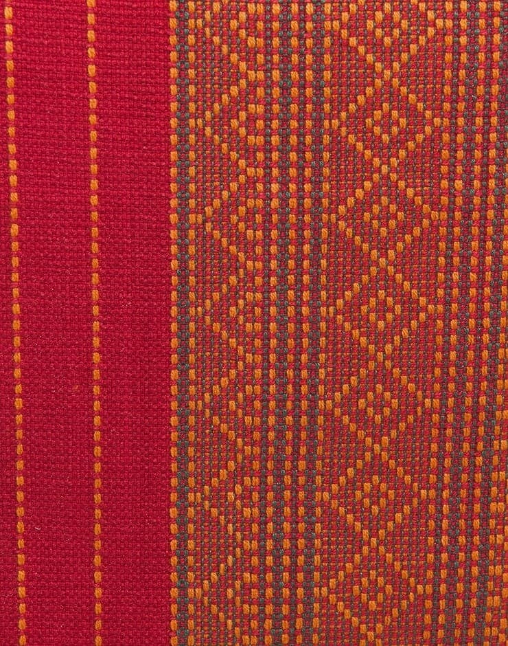 Camino de mesa rojo tejido en telar con grecas naranjas.