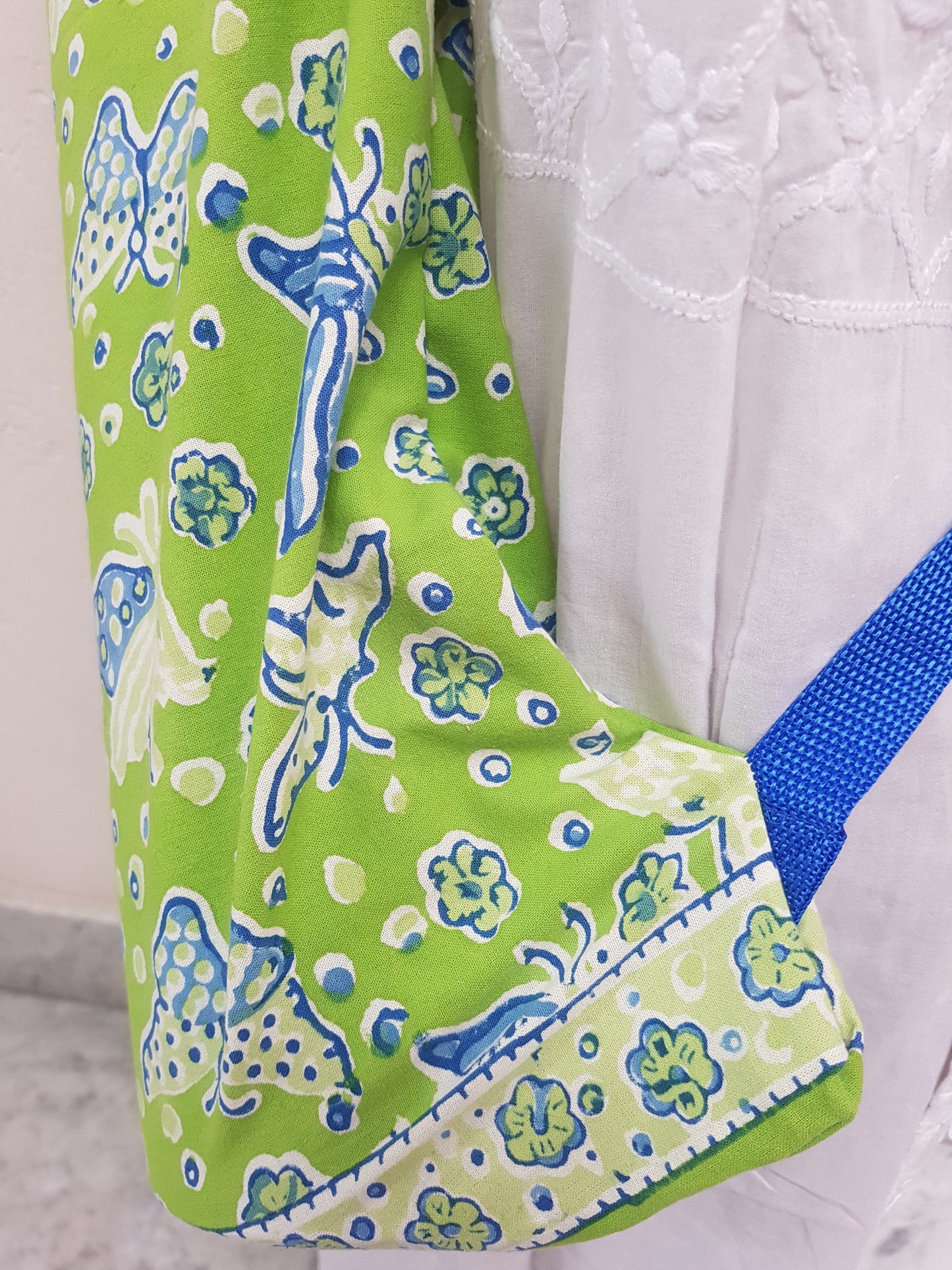 Detalle de correa azul en funda para tapete de yoga 100% algodón, estampada a mano verde con mariposas azules. Hecha en la India.