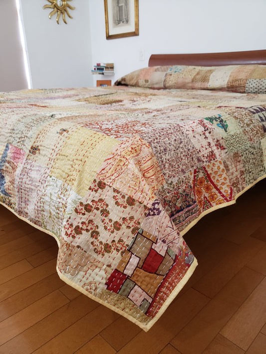 Colcha de seda patchwork. Tonos beige