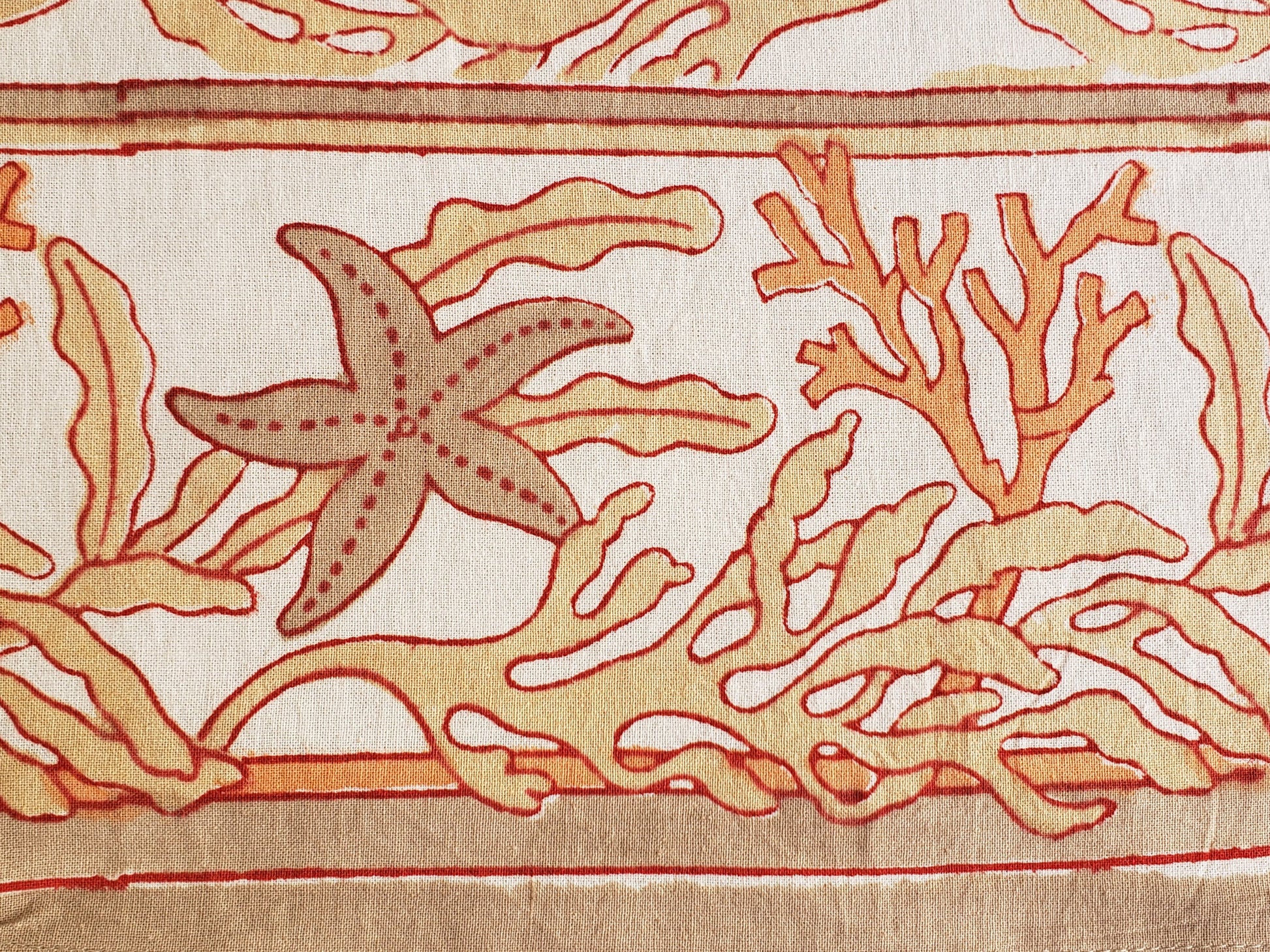 Mantel cuadrado con borde estampado con corales y estrella de mar