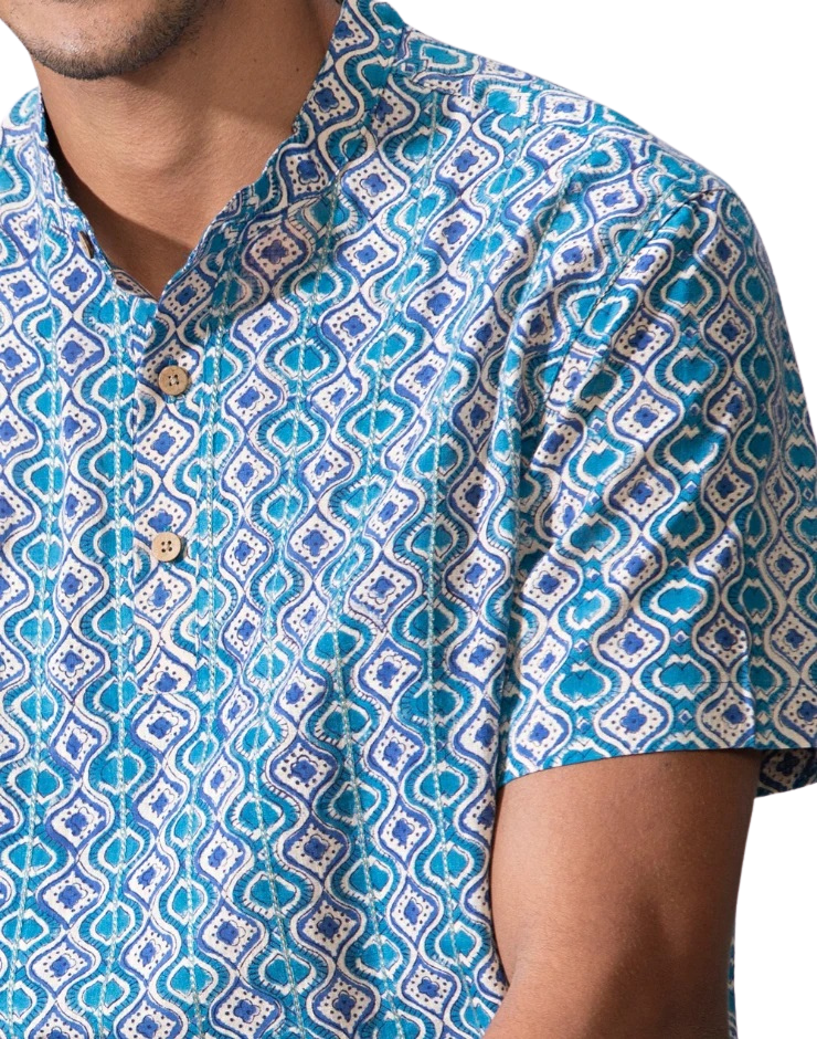 Kurta para hombre. Estampada azul claro. Manga corta